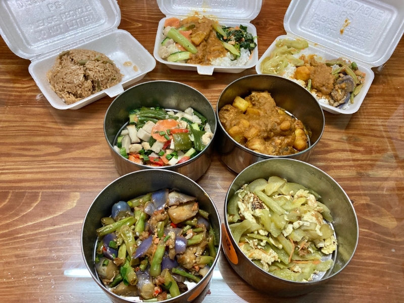 欢乐园义工团每日烹煮的饭菜多元化，一般上会有3至4种饭盒供选择。