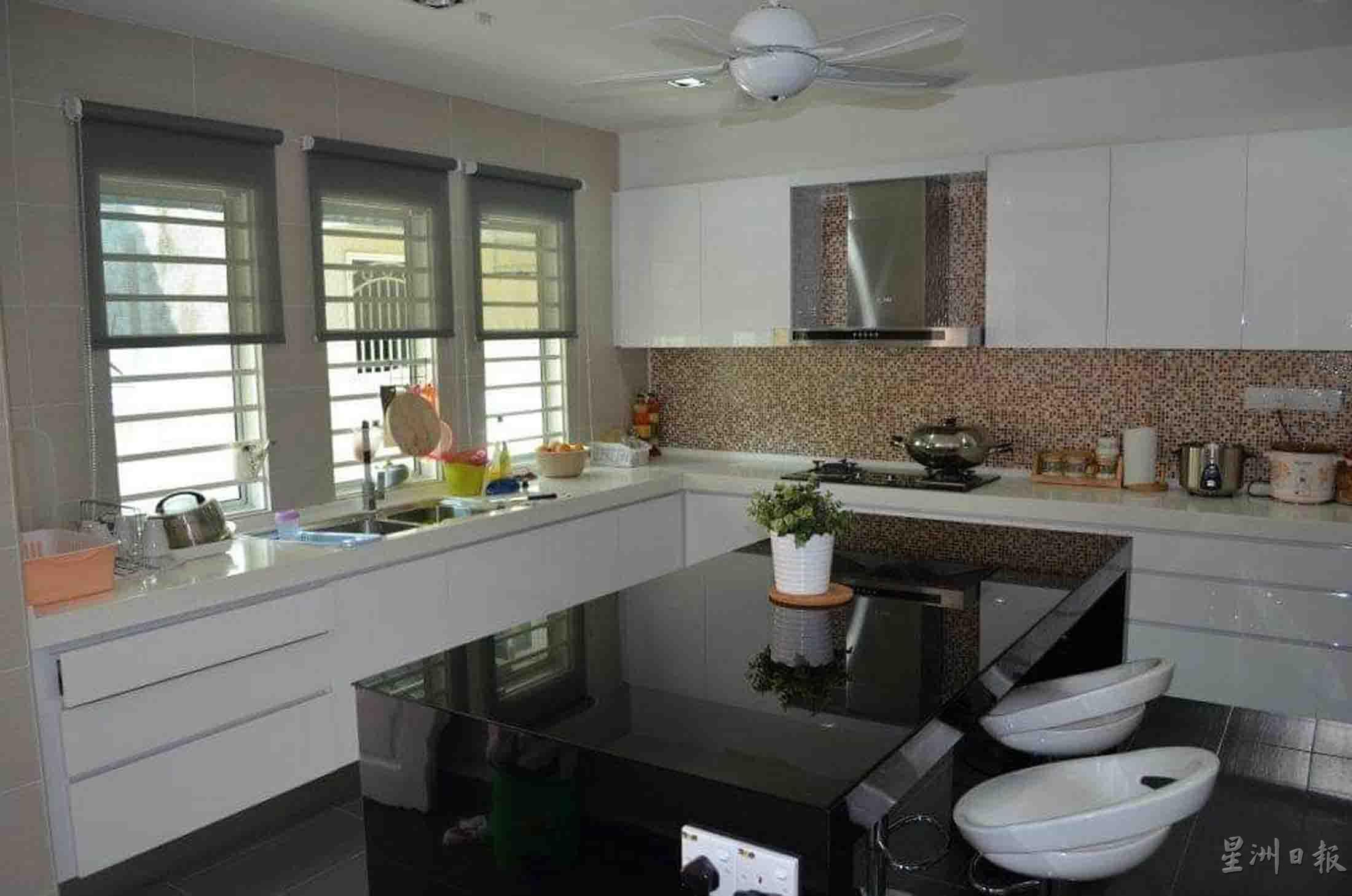 干湿厨房的结合设计，通过量身订做的家具，营造简约的风格！