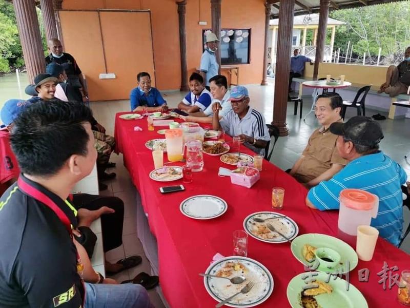 黄日昇（右二）与渔民一起享用下午茶，并呼吁渔民踊跃参与国家社险。