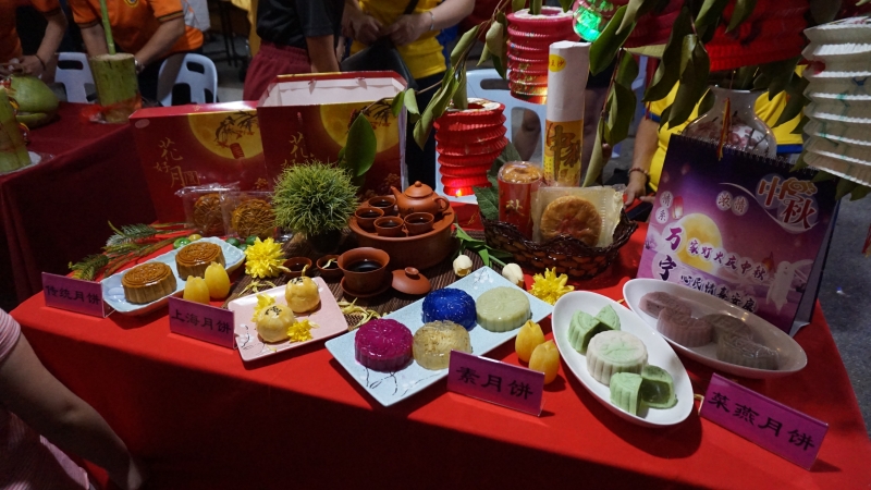 “月饼摆设装饰赛”是峇株巴辖华青团园游会的传统项目之一。（档案照）