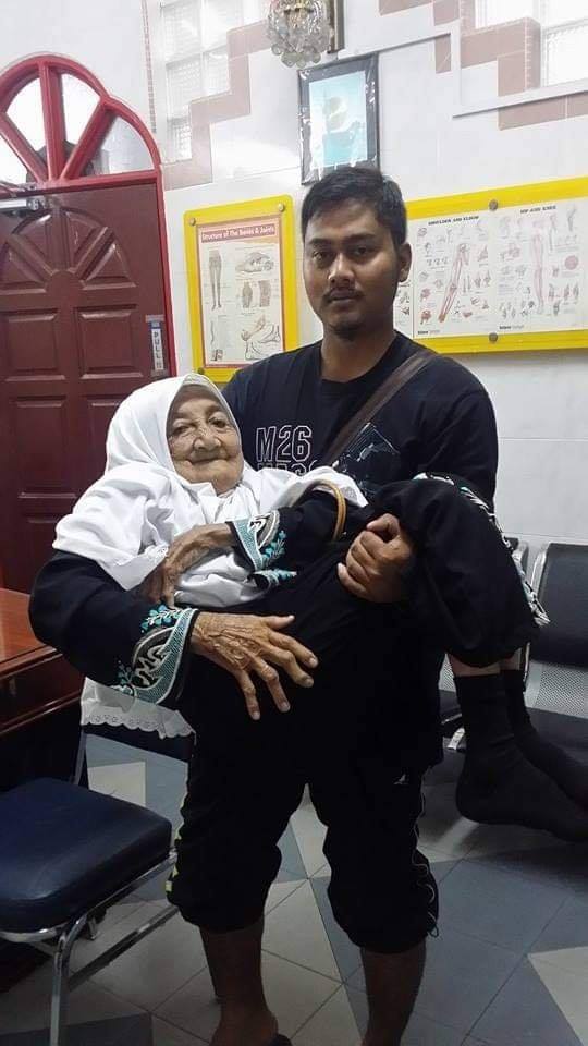 
阿都拉曼的94岁奶奶因为脊椎断了，因此必须抱起她到诊所进行骨骼检查。