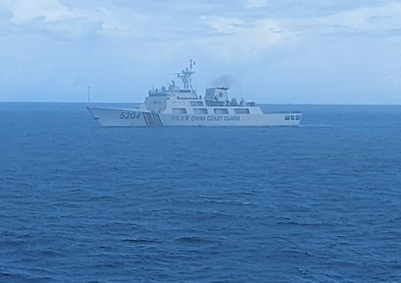 印尼海洋安全局发布的照片显示，一艘中国海警船在北纳土纳海航行。（美联社照片）