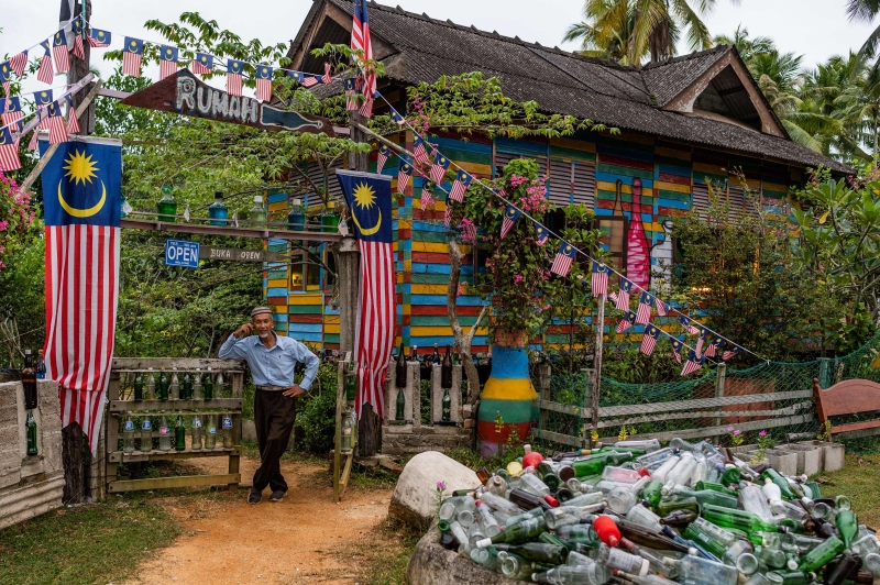 东姑阿里将住家旁的传统木屋改造成博物馆，彩色的外观和配合独立月的国旗装饰，为登嘉楼士兆县Penarik村的海边增添另一番风味。