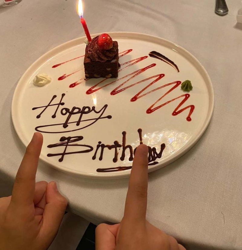 林志颖夫妻15日各自贴出帮庆生的Kimi照片，夫妻俩特地在生日前一天带Kimi去吃牛排，餐厅也贴心送上小蛋糕。