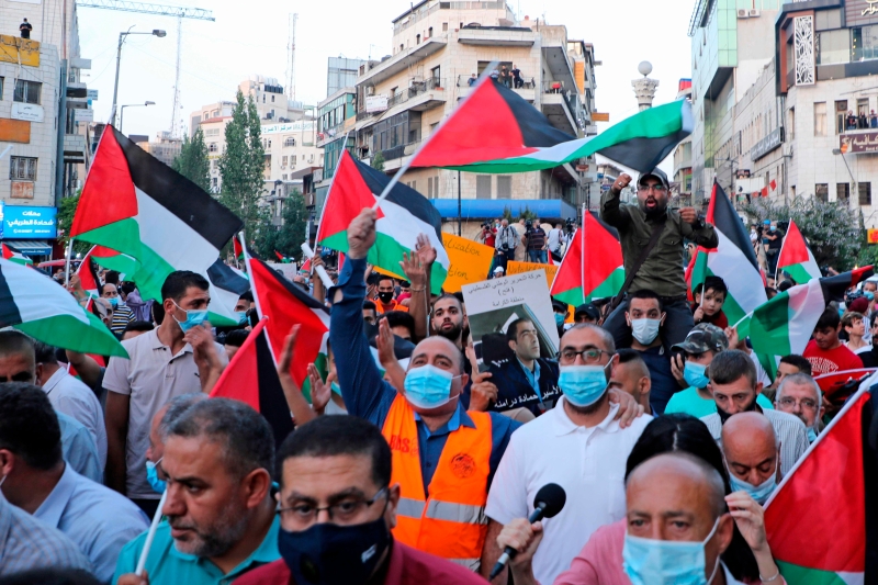 数百名巴勒斯坦人周二在约旦河西岸和加沙地带抗议，谴责阿联酋和巴林与以色列签署协议。（图：法新社）