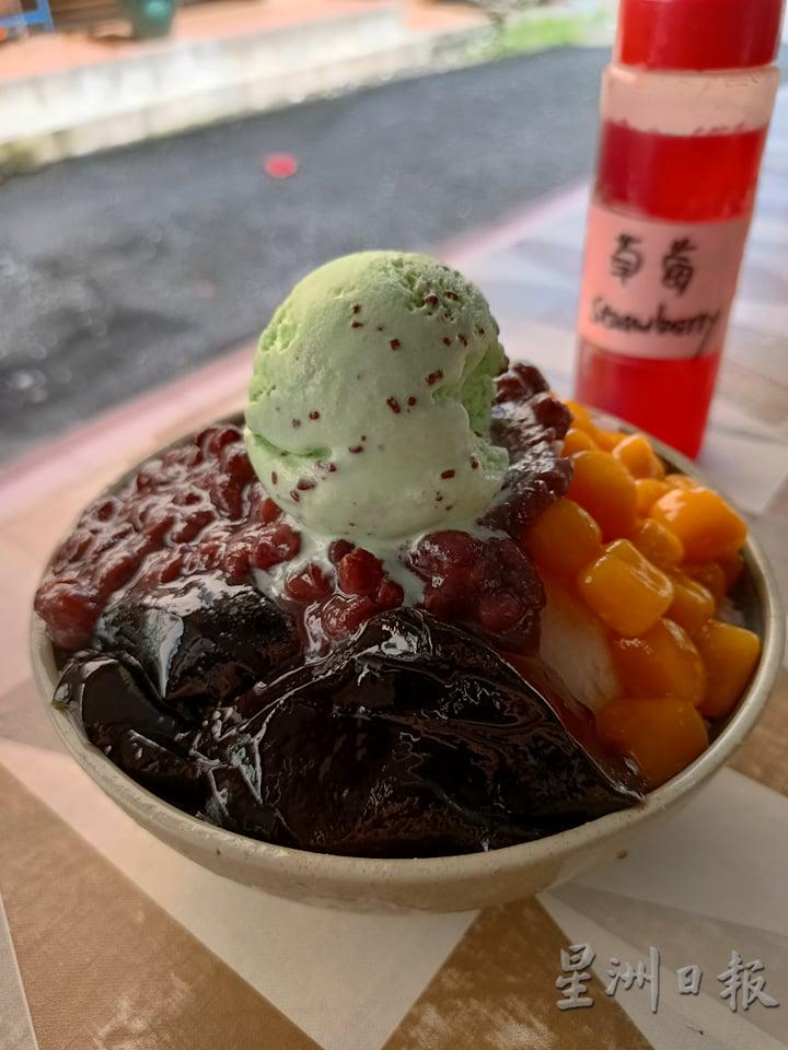冰鲨的雪花冰份量非常“足”,顾客也可以自由添加自己喜欢的酱料。
冰鲨的雪花冰份量非常“足”,顾客也可以自由添加自己喜欢的酱料。