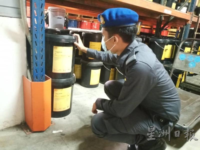 贸消部执法官员在首邦市一仓库起获冒牌润滑油。