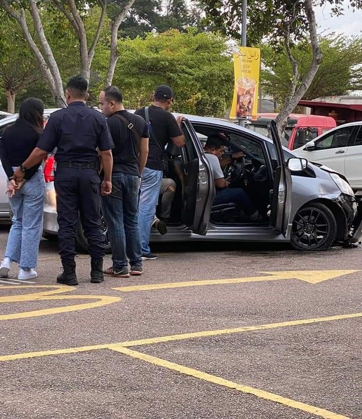 警方检查男女嫌犯乘坐的轿车。