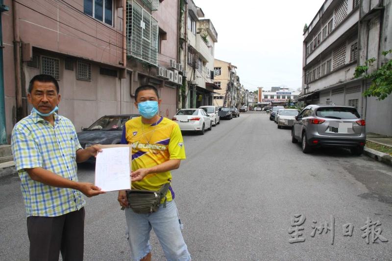 余保凭（左）促请吉隆坡市政局在甲洞横街后巷画上停车格，让当地商家和访客能合法泊车。右为陈先生。