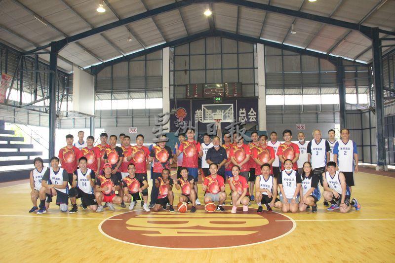 由美里行动党、北砂新闻从业员协会及美里篮球总会，昨日配合916马来西亚日联办篮球友谊赛，全体出席者合影。
