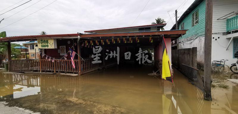 靠近马鲁帝市区的甘榜达干一住家已开始受淹。
