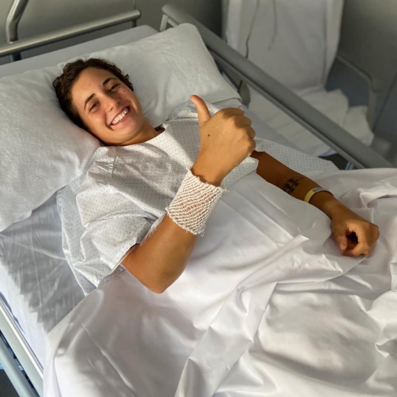 首位女子摩托车世界冠军阿娜．卡拉斯科在葡萄牙测试遭遇摔车事故后将错过本季Supersport 300赛剩余比赛，她在进行手术后在脸书报平安并期待尽快康复。（阿娜．卡拉斯科脸书照片）