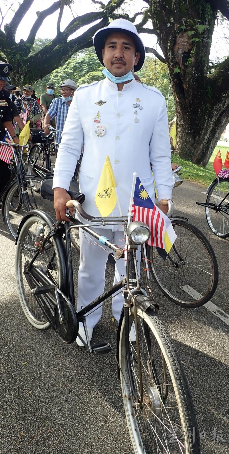 莫哈末苏凯里以一身殖民时代官员制服打扮，参加此次的骑游。