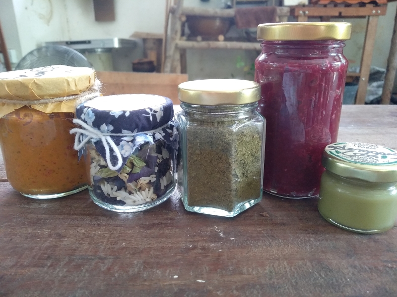 朴与朱健康家庭菜园出产的东炎酱、蝶豆花、草茶叶、洛神花酱与对面叶药膏。