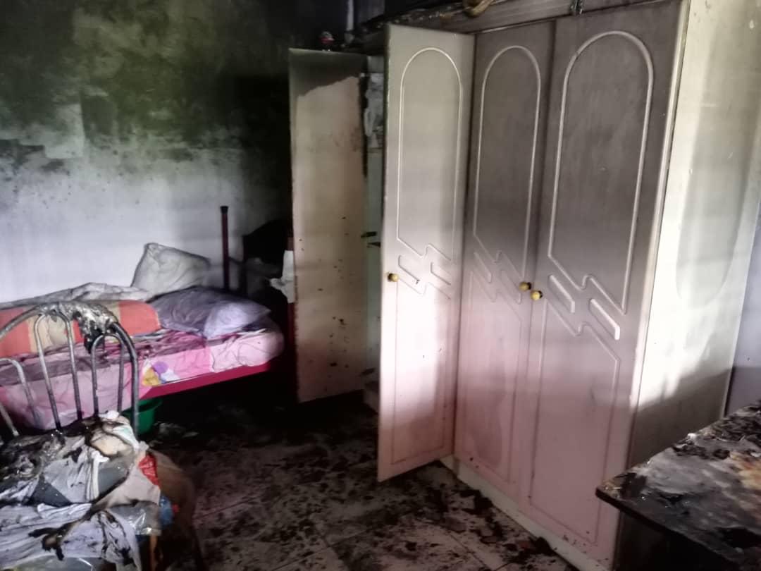 卧房也遭波及，部分家具遭火势破坏。