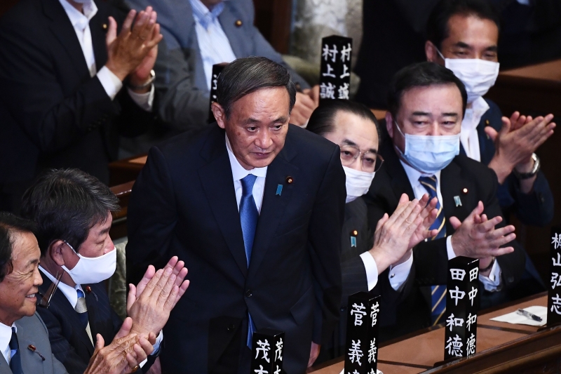 日本国会两院周三一致通过“令和大叔”菅义伟为第99任首相。（图：法新社）