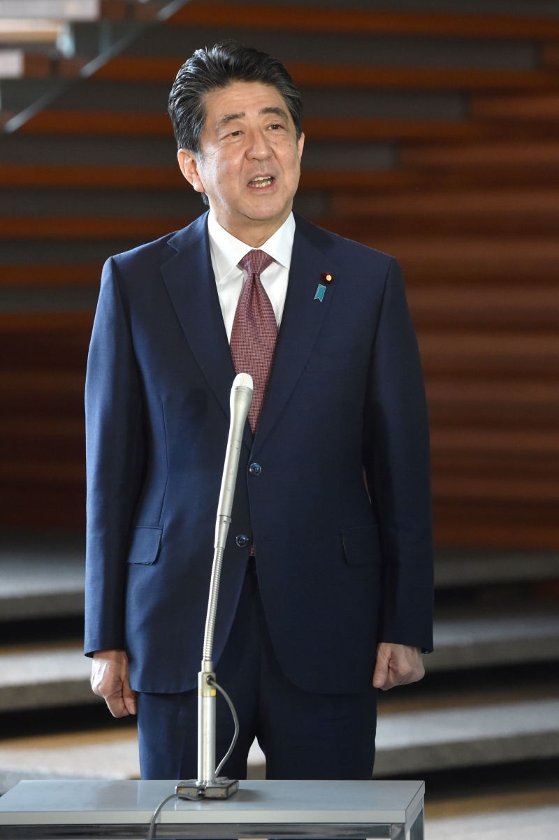 日本首相安倍晋三周三宣布全体内阁总辞，其历时7年8个月的第二次任期画下句点。安倍在在抵达办公室时向向记者发表讲话。（图：法新社）