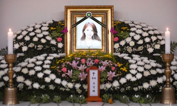 吴仁惠家属于仁荷医院设置灵堂，今天出殡。