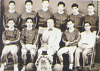 金鹰篮球队荣获1957年新山区冠军时，与领队及全体球职员合影；坐者左二为叶迎章。（本图取自叶迎章著作《新山真人真事》）