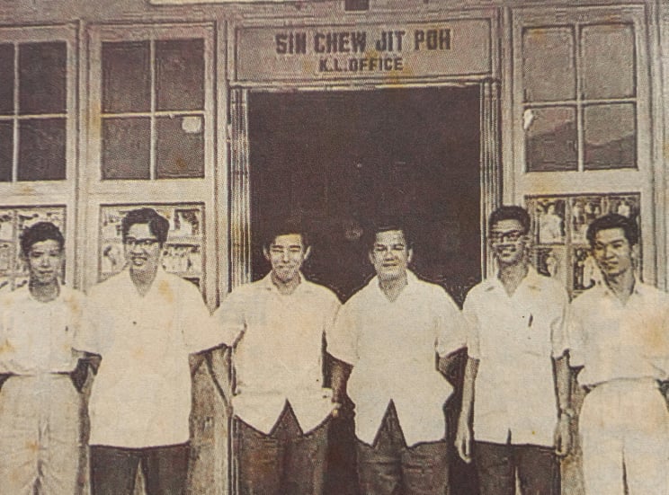 在星洲日报任职时的叶迎章（左二），与同事在吉隆坡的星洲日报办事处合影；左四为时任总编辑陈见辛。