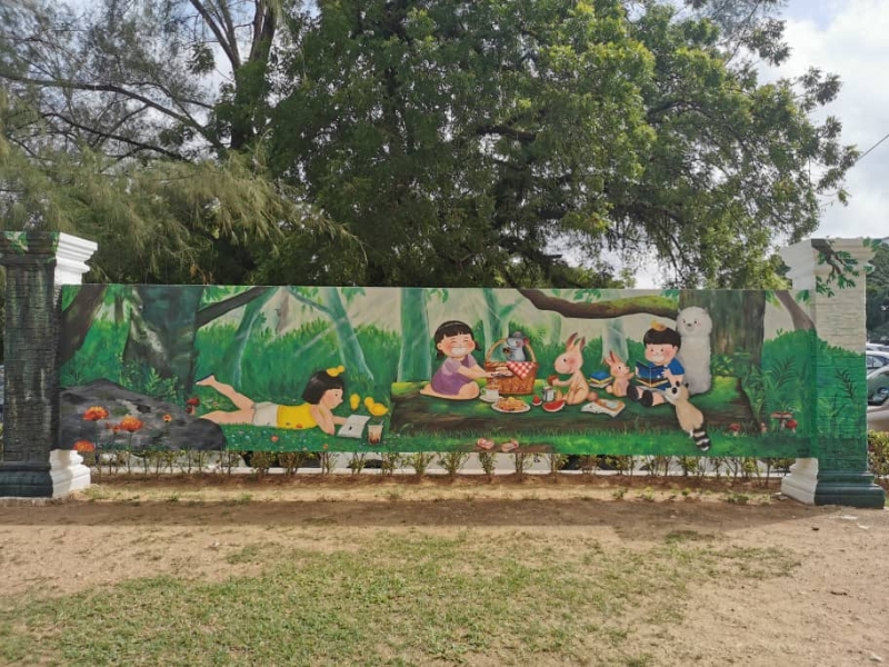 壁画融入儿童故事书的元素，也配合现实校园环境。