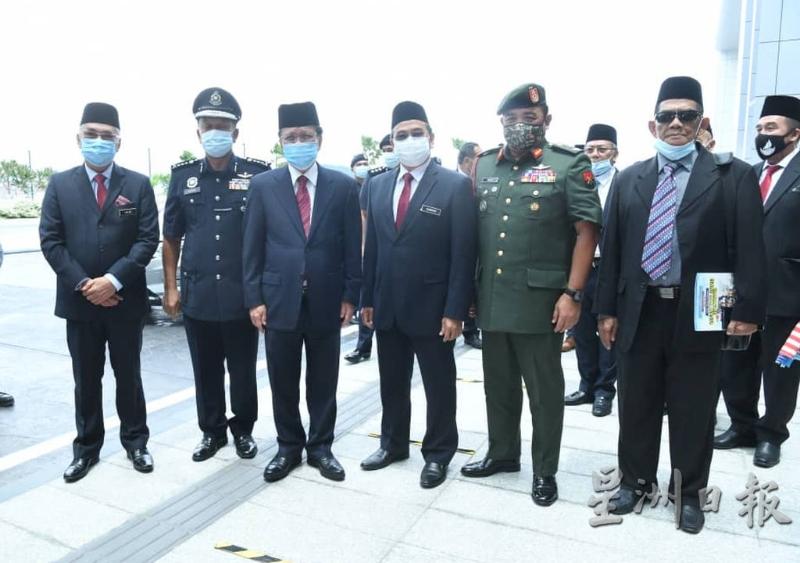 沙巴州秘书沙法乌东(左起)、州警察总监哈扎尼、沙菲益、州联邦秘书山苏尼、第五步兵师司令拿督莫哈末哈菲祖丁等，在出席州级马来西亚日庆典后合影。
