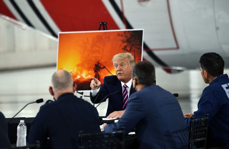 美国总统特朗普周一到加州视察， 听取当地消防和紧急救援官员简报最新情况。他又将这次火情归咎于西部各州未能妥善管理森林。（图：法新社）