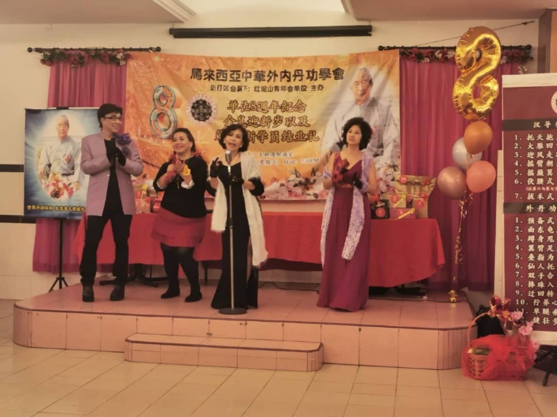 除了舞蹈,颜秀梅喜欢唱歌,生活多姿多彩。