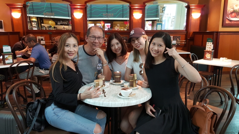 崔泽劬家庭和乐,三千金不时陪父母欢度家庭时光。
