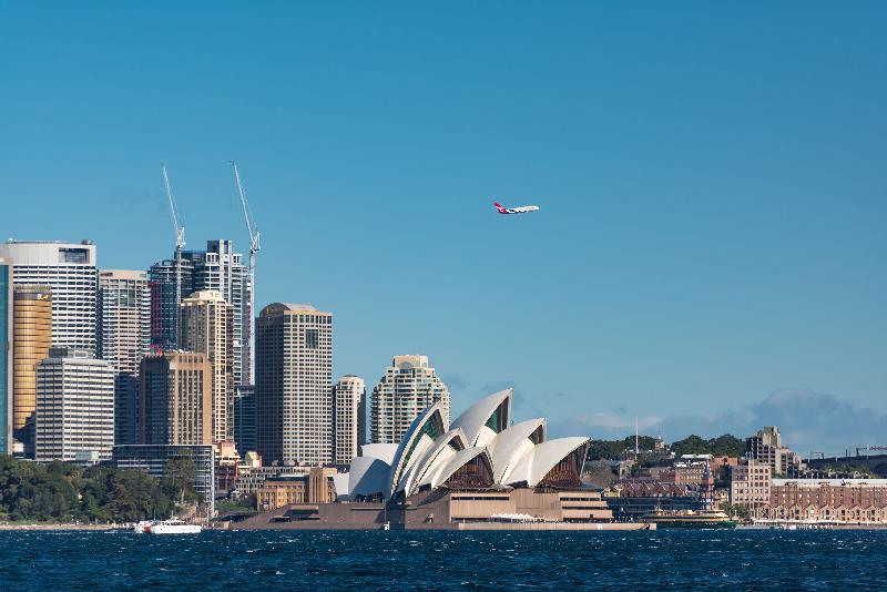 澳洲航空公司宣布推出“ 伪出国航班”，乘客从悉尼起飞，搭机游览巨岩“乌鲁鲁” 、大堡礁及悉尼海港大桥等知名地标 ，全程7小时。