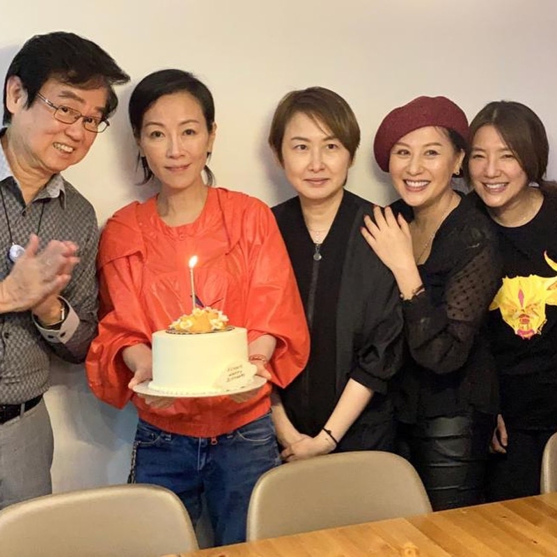 袁洁莹日前与汤宝如、江欣燕、关宝慧、黄百鸣一起庆祝51岁生日，照片中的她脸容消瘦。