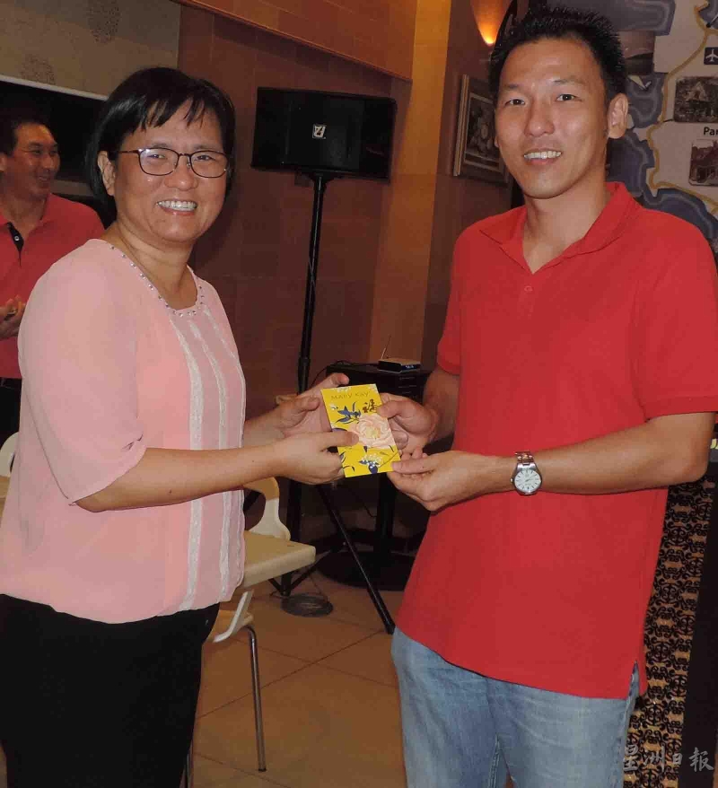 陈伟忠（右）颁赠纪念品给调升至新甘光国民华小的关秀芳老师。