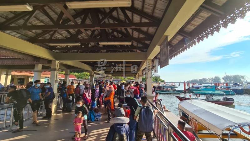游客在瓜拉勿述码头登船，准备前往停泊岛。