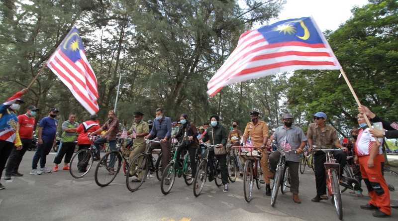关丹BMX脚踏车俱乐与经典脚踏车爱好者一同展开车队游行，在挥旗礼后，从哥罗乐公园出发，途经丹绒阿比，再到直落小不辣海滩。