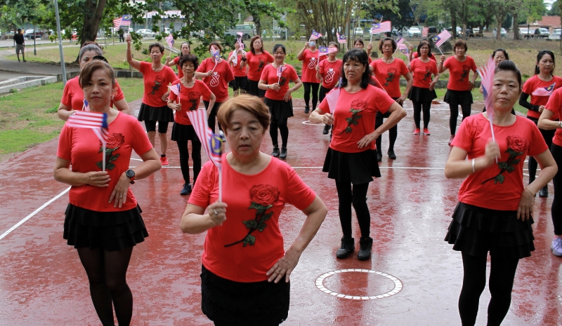 配合大马日，关丹飞扬土风舞团员们在公园处排练“辉煌条纹”舞蹈。