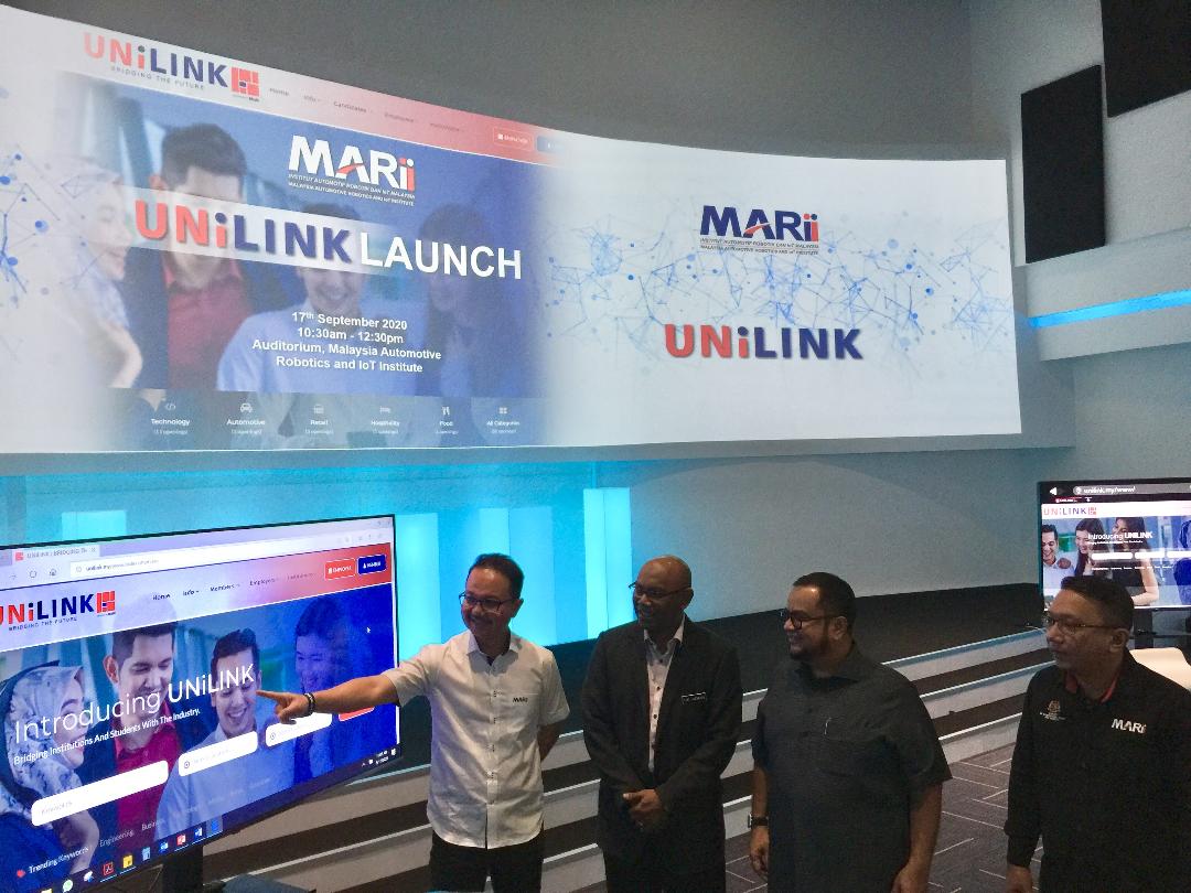 马达尼（左）为UNiLINK主持推介礼。陪同嘉宾有尼兹曼纳扎（右起）、罗斯兰及莫哈末阿兹曼。