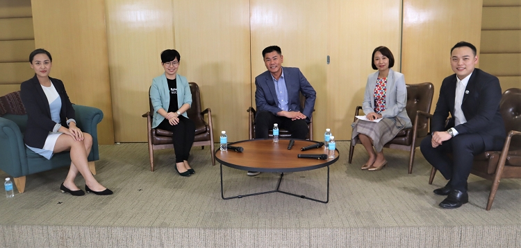 主持人薇敏（左起）与黃綃惠、梁志邦、叶欣向及曾文杰一起畅谈《财务危机杀到？企业如何自我诊断》。