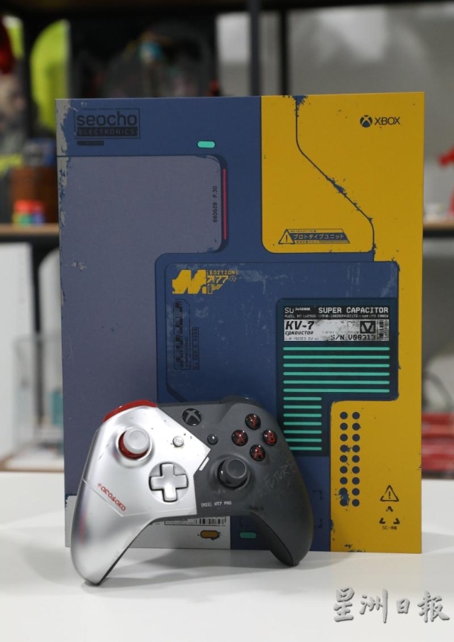 林景豪展示了Cyberpunk 2077限量版的Xbox One X主机，整体采用机械风格的设计，还模仿掉漆的效果。不过这款游戏还没上市，他补充本地很少人用Xbox主机，大约10个人之中只有1人。