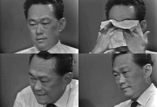 1965年8月9日，李光耀召开新闻发布会，忍痛宣布新加坡脱离马来西亚。在发布会上，李光耀数度哽咽，强忍泪水仍无法控制激动的情绪，久久不能言语。这个画面，成为了新加坡历史上极为珍贵的镜头。