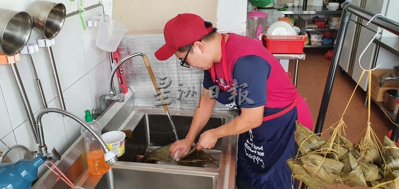 粽叶也是陈志勇亲自手洗，以确保每个细节做足，不影响食物品质。