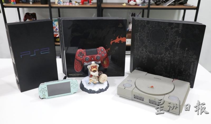 这些都是索尼PlayStation1的家用游戏主机和掌上游戏机，后排左起是PS2、《Monster Hunter: World》PS4 Pro“雄火龙”限量版主机，及《王国之心3》PS4 Pro限量版主机。前排是PSP掌上游戏机和第一代的PS游戏主机。