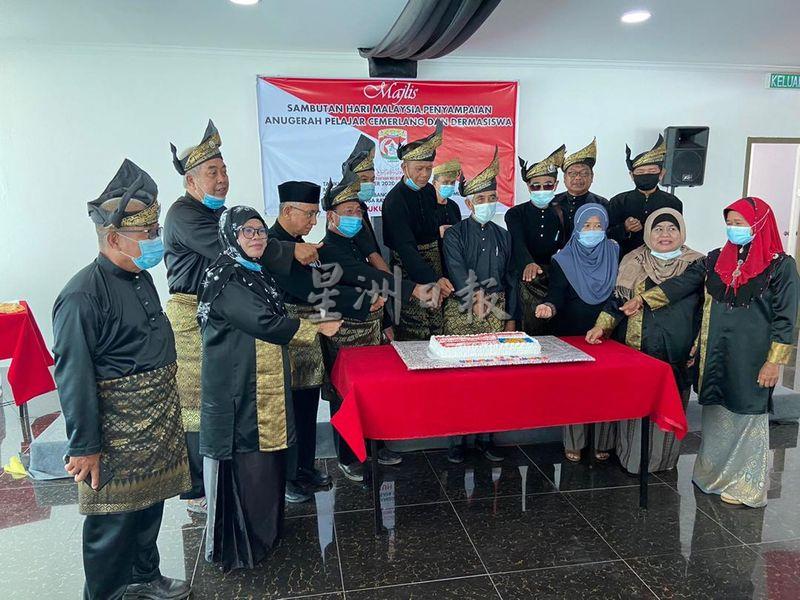 莫哈末阿布巴卡（前排右五）与理事们共切蛋糕，庆祝马来西亚日。
