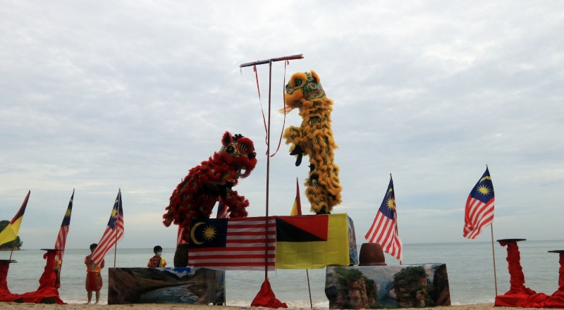 醒狮团原定在海上呈献跳桩舞狮，惟遇上退潮，只有在海滨上演出，但精彩和落力的表演博得在场人士的热烈掌声。