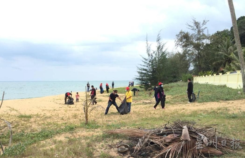 彭渔业局带领公务员及家人一起参与沙滩清洁，减少垃圾流入大海影响海洋生物。

