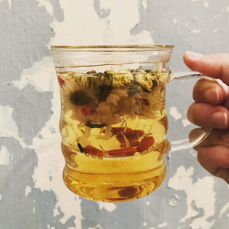 花茶也是食疗的一种，而东方的枸杞菊花就是典型的花草茶之一。