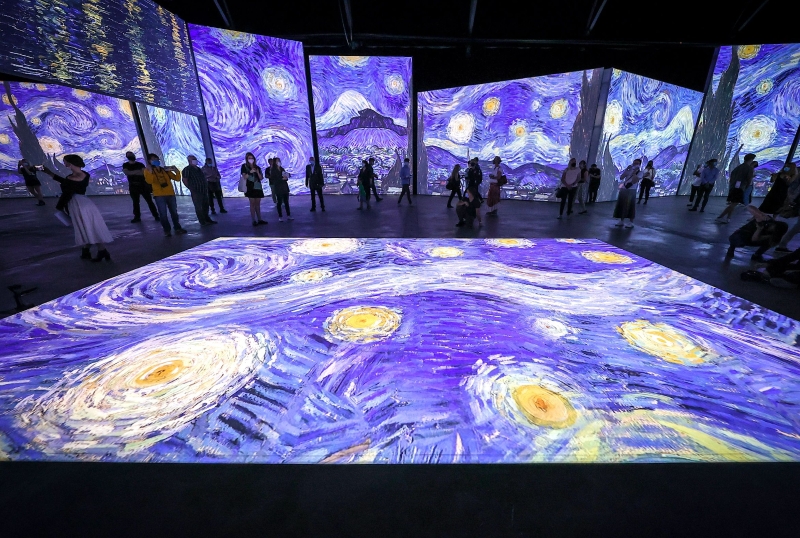 展览透过当代科技转为动态影像，让人走入《星夜》。（图取自美联社）