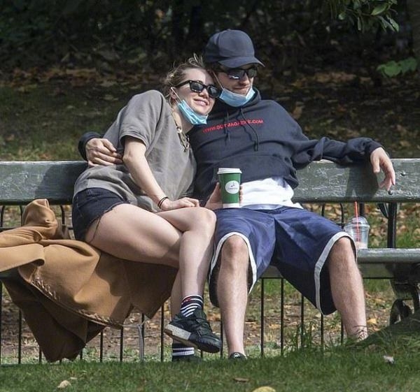 罗拔柏汀森与女友苏琪沃特豪斯在公园长椅上调情。