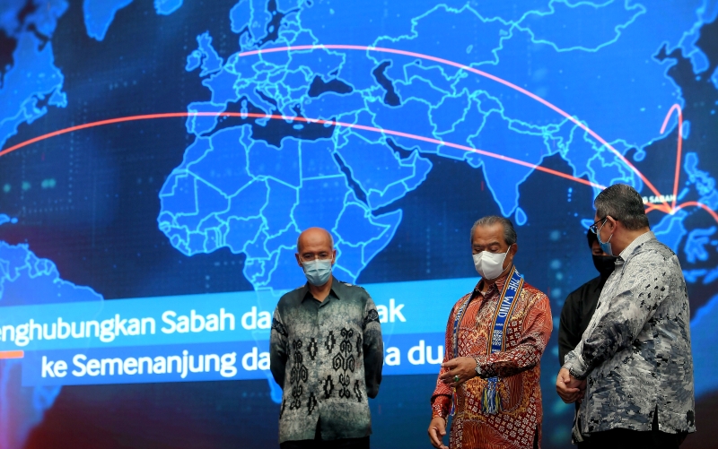 慕尤丁（左二）为沙巴高速网（Gerbang Sabah）主持推介礼。右为赛富丁，左是马电讯主席丹斯里巴克沙烈。