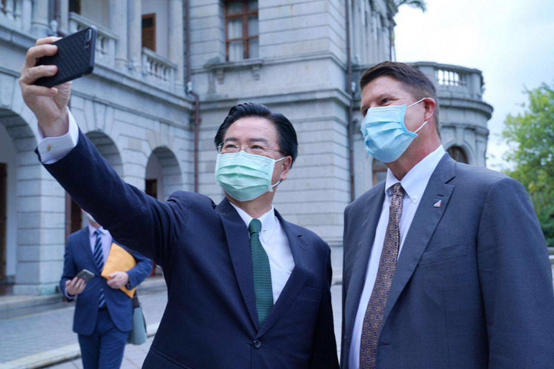 台湾外交部长吴钊燮（左）周五下午在台北宾馆会晤美国国务院次卿克拉奇一行人，吴钊燮邀请克拉奇（右）一同自拍。　（中央社照片）