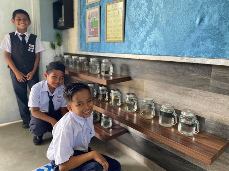 沙里尔在教室里饲养斗鱼，并交个学生饲养，从小培养学生的责任感。
